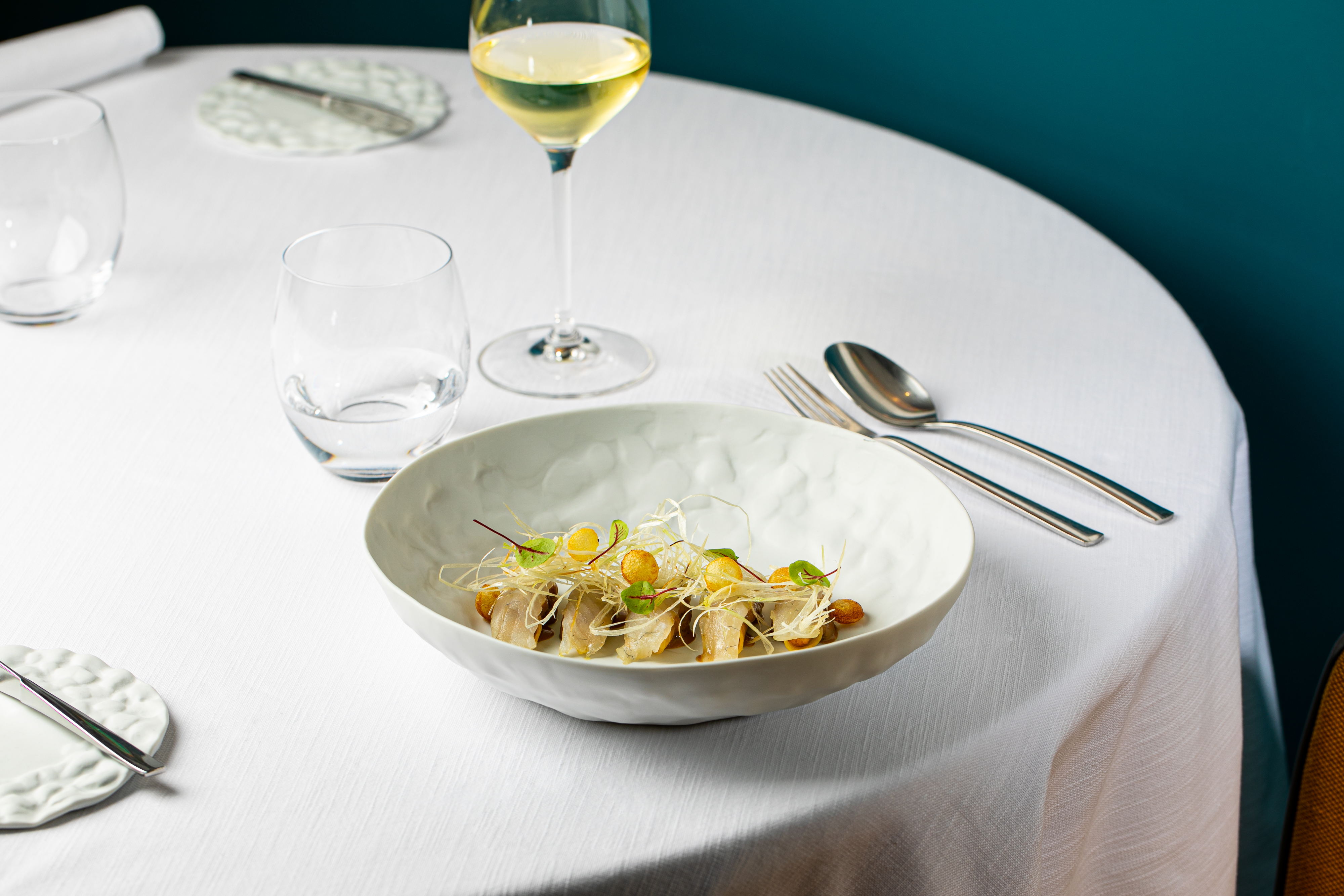 Garganelli di pasta fresca con lucioperca, granseola, porro e pommes  soufflées